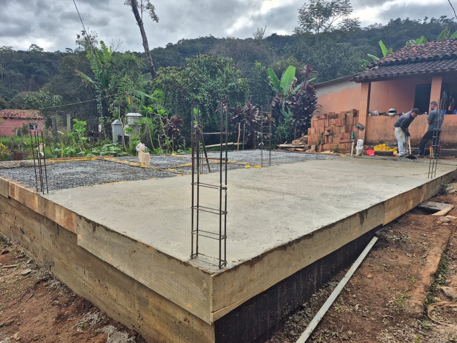 Base concretada e preparação estrutural em obra da NGF