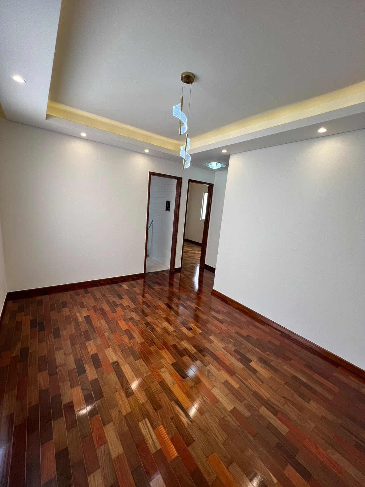 Reforma com acabamento de paredes e piso de madeira